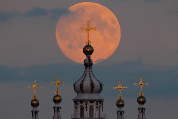 randomlynew's tweet photo. 10 #beautiful #caputres of the #final #supermoon of 2014 http://t.co/5wTFidbiAb http://t.co/7bHJ5fDcjU