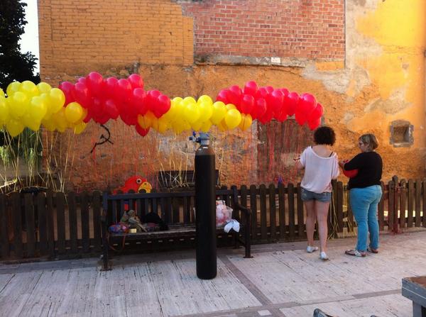 Diverta_Info's tweet photo. 300 globus s'enlairaran a la plaça major de #tona pels actes del 11 de setembre @eva_prat @RamonSoldevila http://t.co/ZO2Oez3Ibw