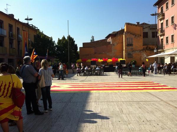 Diverta_Info's tweet photo. 300 globus s'enlairaran a la plaça major de #tona pels actes del 11 de setembre @eva_prat @RamonSoldevila http://t.co/ZO2Oez3Ibw