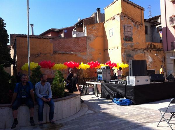 Diverta_Info's tweet photo. 300 globus s'enlairaran a la plaça major de #tona pels actes del 11 de setembre @eva_prat @RamonSoldevila http://t.co/ZO2Oez3Ibw