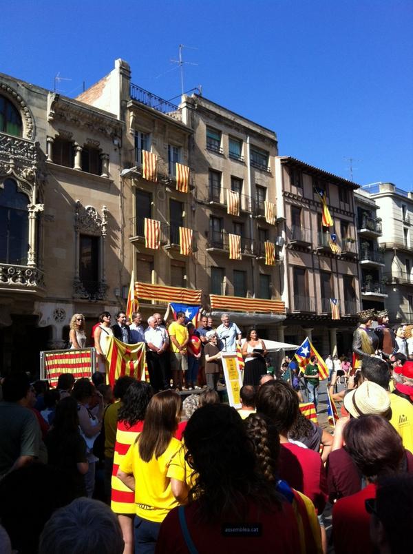 ANC_Reus's tweet photo. Pren la paraula Àngels Ollé, presidenta del pacte pel @dretdecidirreus #ReusViulaV #11s2014 http://t.co/vff1RVz76K