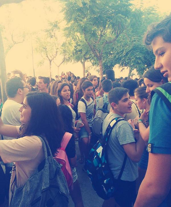 alejandra152597's tweet photo. Protestando estamos JAJAJAJA http://t.co/47B3FM3dGz