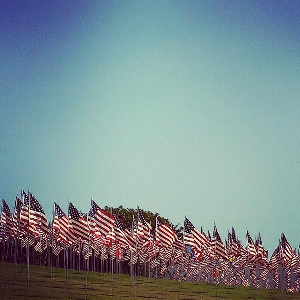 JillianMichaels's tweet photo. 2,977 flags... My prayers go out to those who lost loved ones on this day. #911anniversary #NeverForget http://t.co/uccndT659a