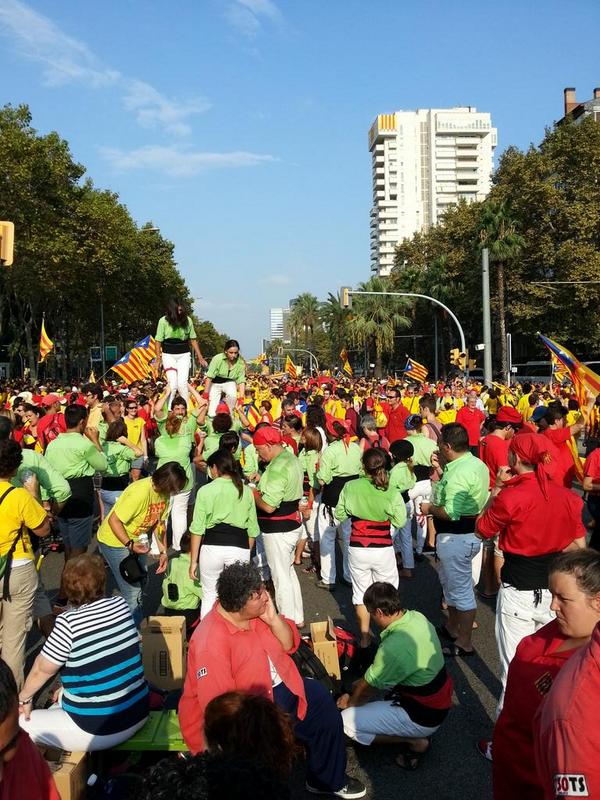 Els Xicots tambe hem estat a la "V" al tram 6 al costat dels <a href="/VailetsdeGelida/">Vailets de Gelida</a> #castellers #11S2014 #viscacatalunya