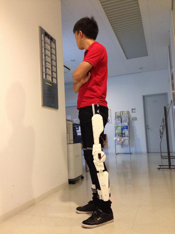 REVODY_NET's tweet image. パワードスーツプロトタイプ1号機が完成しました！
トルク16キロで時速9キロまでの歩行を1時間サポートします！笑
重量は1.2キロ...