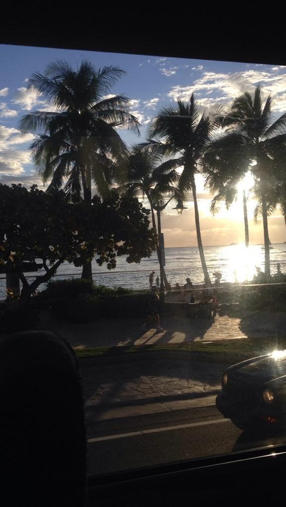 momstarce's tweet image. Ahhhh look at this!! My nephew sent it to my sis from #Hawaii My favorite ~ Palms, Sand &amp;amp; Sun!!☀️🌴#UNIgame