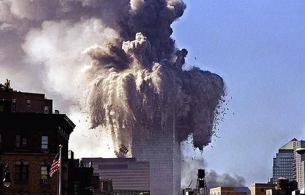 LeMondeHistoire's tweet photo. 8:46:40 (14:46:40) À cet instant précis, la tour Nord du World Trade Center est percutée par un avion. #11septembre http://t.co/Qn1DlYcKCC