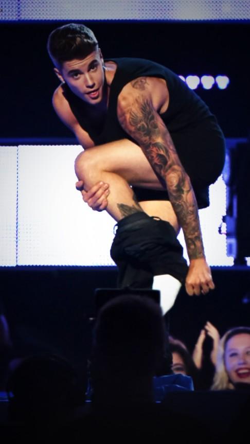 CelebMoviePics's tweet photo. Justin Bieber strips on stage at the Calvin Klein 'Fashion Rocks' event http://t.co/Ico9roy6vw