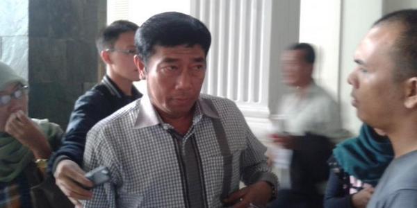 Bhkhadafi's tweet photo. "@kompascom: Lulung: Ahok Harus Dibinasakan Kariernya http://t.co/nLzLj1q05Y http://t.co/iBnF0HcK94"▌RT lulunG kegedean kepalA #lulunG_zonK