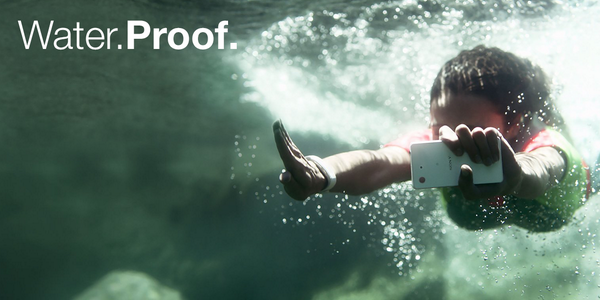 sonyxperia's tweet photo. While the others sit poolside… we're 20.7MP underwater. #DemandGreat #XperiaZ3 http://t.co/cIGvc2Mx9G http://t.co/sDPNcJfjtJ