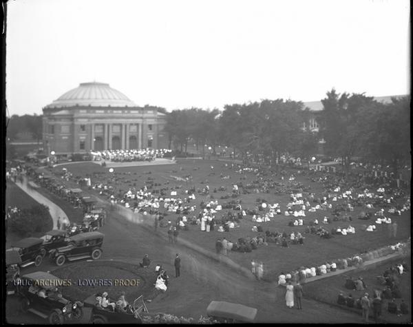 UofIllinois's tweet image. #TBT - 1916, a crowd gathers on the lawn of the Main Quad for an evening concert on the steps of Foellinger