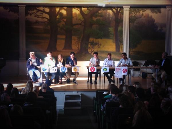 Känns altid bra att kampanja när <a href="/CJSchillerkd/">Carl-Johan Schiller</a> rockar under debatten #kdu14 #kdusthlm