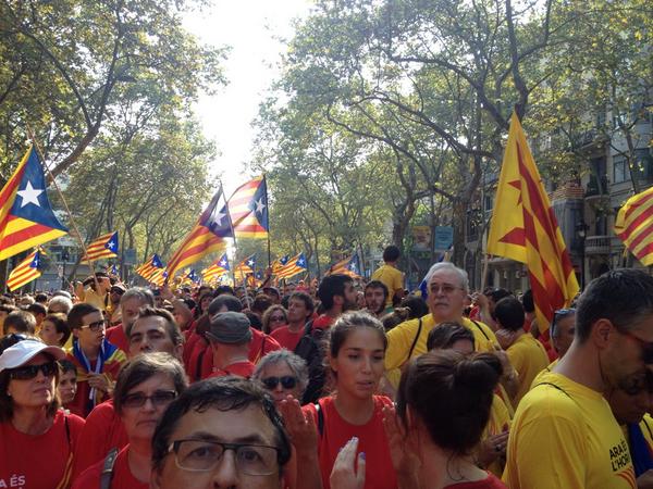 ANC_Manresa's tweet photo. Gran Via cap a un i l'altre costat #Tram50 #11s2014 #araeslhora #UnitsPel9N #ViaCatalana2014 #Bages http://t.co/hV64ebP6uz
