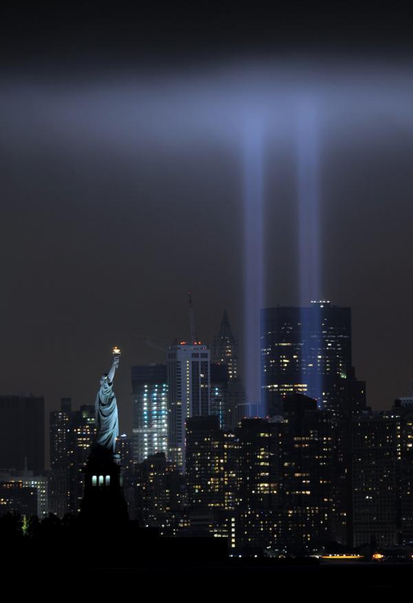 HudsonUnionNY's tweet photo. United we stand #newyork #911anniversary #newyorkcity #NeverForget #NeverForgetSeptember11 http://t.co/AES5n6q5RZ
