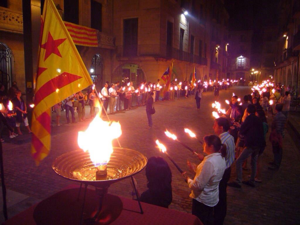 ‘Marchas de antorchas’ simultáneas para reivindicar la independencia de Cataluña.Similitud con las marchas de antorchas NAZIS BxQbaGuIgAEUe50