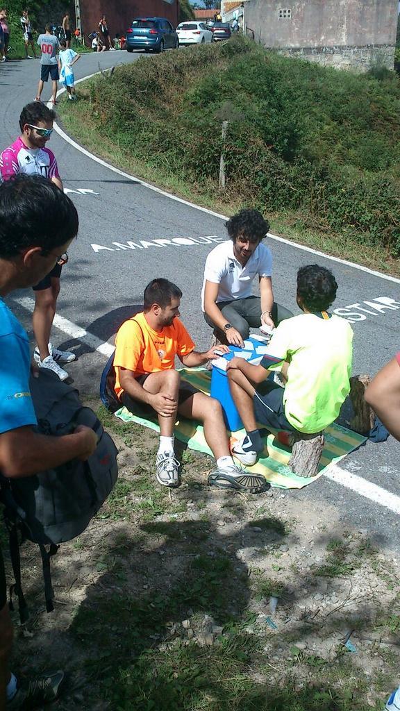 bari_los's tweet photo. Esperando al hombre del mazo @pedrodelgadoweb #lavueltaRTVE http://t.co/G2LchcbIP2