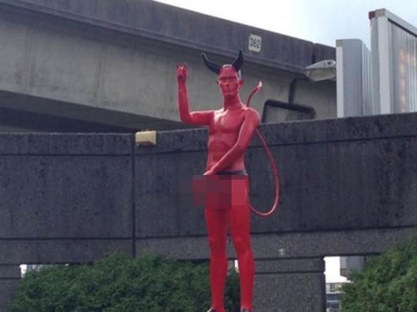 nationalpost's tweet image. Petitions call for return of naked ‘Penis Satan’ after Vancouver removes lewd statue from park natpo.st/X0dIFM