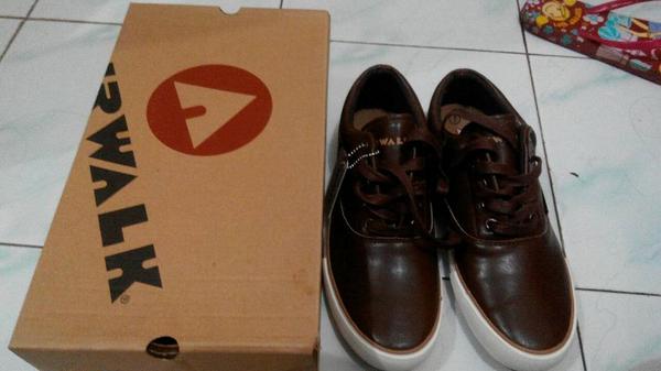 Dijual sepatu uk 40 masih baru harga asli 300rb jadi 250rb aja bisa nego. Dijual karena salah info ukuran kaki..