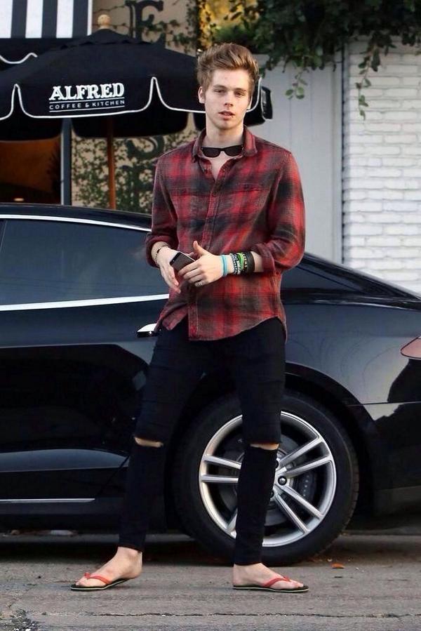 Skinny jeans shop with flip flops
