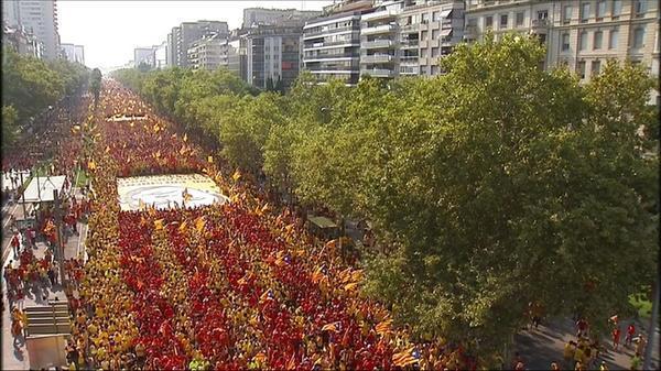 15MBcn_int's tweet image. 2 main avenues in #Barcelona packed with people demanding the right to decide #Diada2014 #11S2014 #indyref