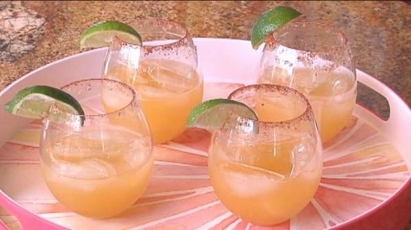 HealthwithKWC's tweet photo. Get the skinny on how to cut cocktail calories
http://t.co/FdaK7RPLE0 http://t.co/dppq48f1qk