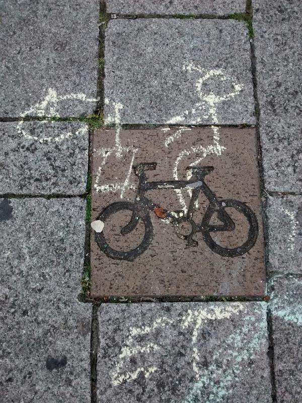 MrJohnSear's tweet photo. E.T. makes an appearance in #CHALKIFY Great creativity at #PLAYABLECITY http://t.co/2YxuqfiPn8