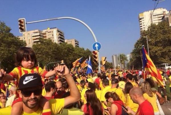 davidgyanes's tweet photo. Piqué, Xavi, si os manifiestáis por la independencia ¿qué hacéis jugando con España? #Diada2014 #Peseteros http://t.co/dQdtPhkXak