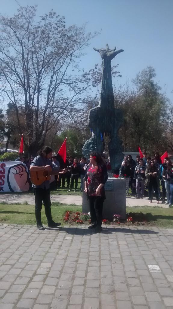 accion_usach's tweet photo. Homenaje al gran Víctor Jara, Romería 2014 http://t.co/tLT9dKExlW