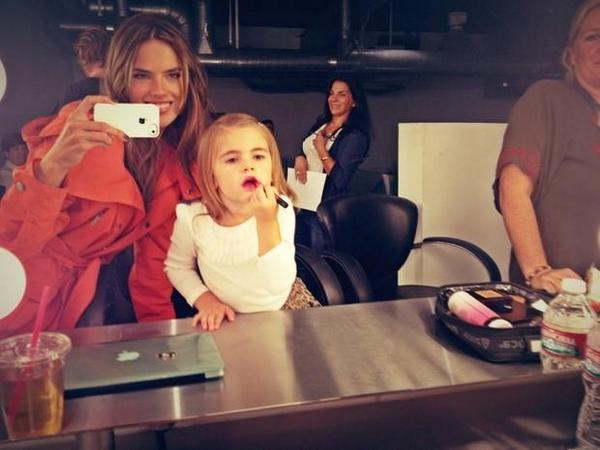 AngelAlessandra's tweet photo. She’s a pro 💄💄 #TBT http://t.co/xtzaP9y5Ie