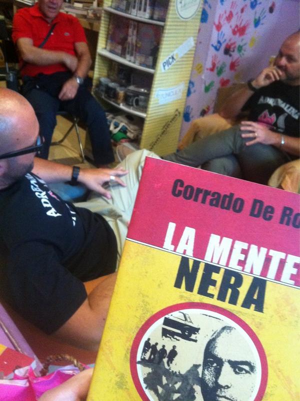 LaScatolaLilla's tweet photo. #corradoderosa racconta lo studio di Crimini e Follia @Sperling_Kupfer #lamentenera http://t.co/vpJEt2VAUy