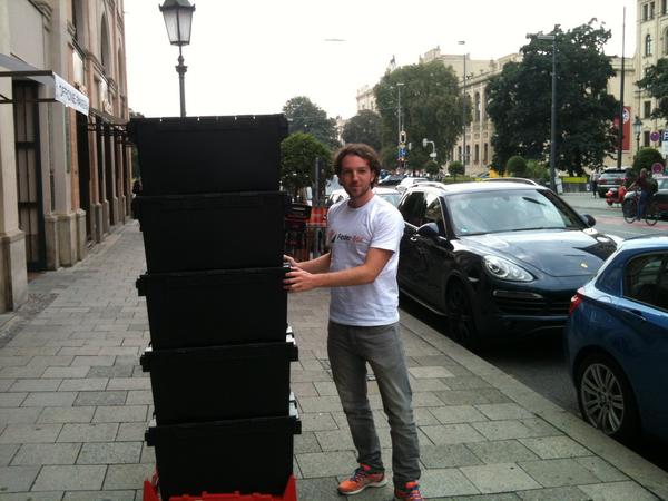 Federleichter #Umzug mit <a href="/Feder_Box/">Feder-Box</a> und dabei mindestens eine Tankladung für den #Porsche gespart.