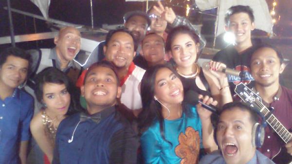 Selesai!!.Yo Mari Narsiismin <a href="/kamasean07/">kamaséan 🌈</a> <a href="/nindysings/">Nindy Ayunda</a> <a href="/Kila_Shafia/">Kila Shafia ⚡️</a> <a href="/JamaicaCafe/">Jamaica Cafe</a> <a href="/indobeatbox/">INDONESIA BEATBOX</a>..Thanks @musicevery_NET