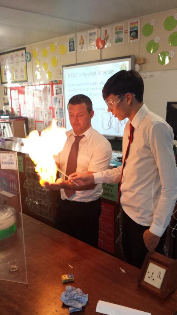 OakdaleScience's tweet image. Loving setting Mr Preece on fire!! #oakdaleopenday #awesomescience