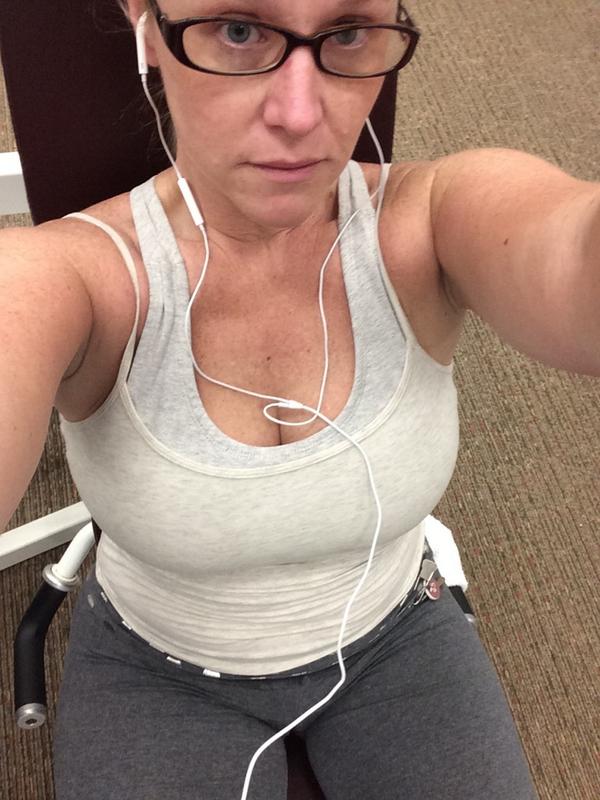 Working on that booty #squats #gymtime