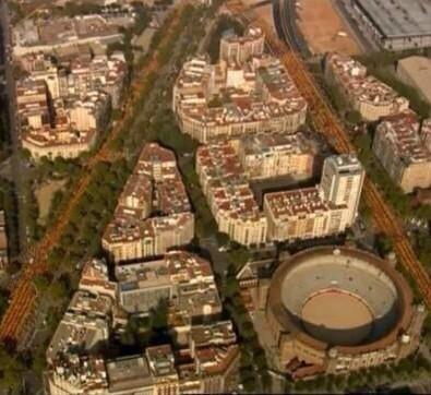 economiadeltoro's tweet photo. A la izquierda, una marcha que dice representar la libertad. A la derecha, una plaza cerrada por esos "libertadores". http://t.co/ZUkAkeJUdQ