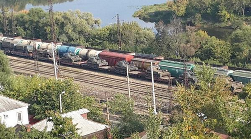 EuromaidanPR's tweet photo. Train of Russian tanks in #Vladimir Russian on the way to the front
@Dbnmjr |EMPR #RussianinvadesUkraine http://t.co/Y21ovXXtVV