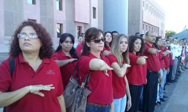 conafesonora's tweet photo. Personal de CONAFE Sonora participó hoy en ceremonia de izamiento de nuestra Bandera, en los festejos del Mes Patrio http://t.co/EBJQrBwx0P