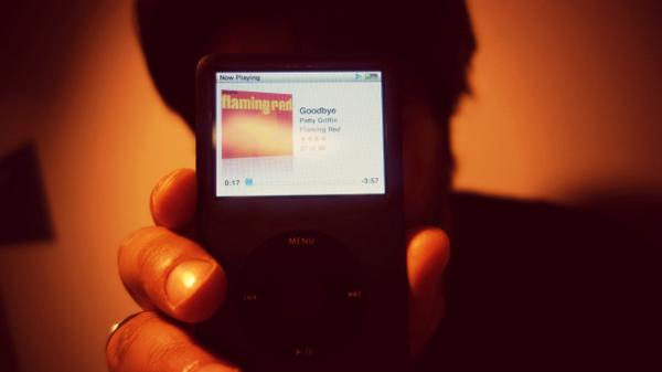QwithTomPower's tweet photo. #Qessay: @jianghomeshi bids a warm farewell to the iPod Classic
http://t.co/bJSXU2IVkb (Runs: 3:48) #ipoddead http://t.co/Z9QxvwioR3