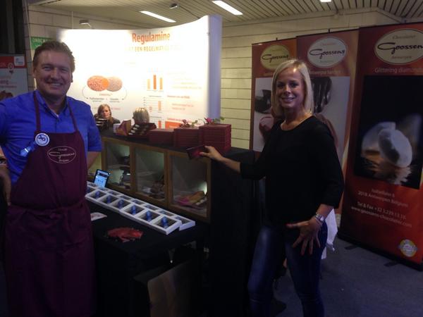 Ann_Dhoedt's tweet photo. #Chocolatier #Goossens en #Omega Pharma #Regulamine/#Arterin samen sterk #stopdarmkanker #GDA http://t.co/q1I6Y60nG6