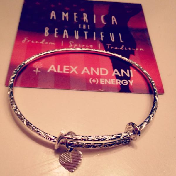 Tayluhh2's tweet photo. β@makieee_xo: @alexandani #bangleoftheday #NeverForgetSeptember11 β€οΈπΊπΈπ http://t.co/wiWZCfVXklβ YES PLEASE π