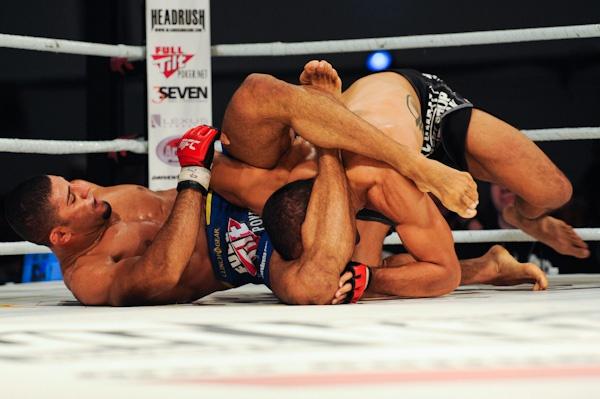 scottmaxfight's tweet photo. #RT #throwbackthursday Maybe greatest champ in @MaximumFighting history @PhenomLima with spectacular title win #MFC27 http://t.co/U5jCYyWhvr