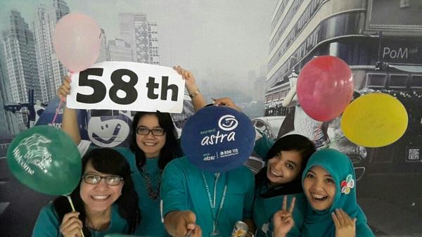 melyarra's tweet photo. Selfie with mr.AAB :-D Happy birthday 58th dear mr. @GardaOto #selfie #asuransiastra58 http://t.co/X6s6zPB6MG