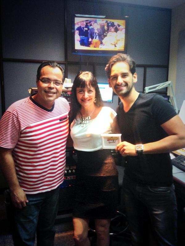 johnnysigal's tweet photo. Muchas Gracias a @javiergranell por la entrevista en @Ritmo965 y por apoyar mi música #tullegada #JohnnySigalenPR 👏👏 http://t.co/fqJjObWiRx