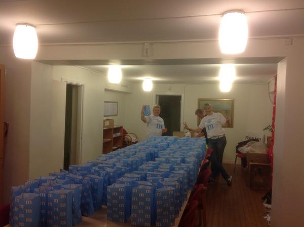 SylviaNilsson1's tweet photo. @AnnaSWik har kampanjat 16 h. Vi avslutade med att packa påsar, tills imörrn #vinnaval tack #mufswe @FredrikBergqvis http://t.co/PsXukJWW4O
