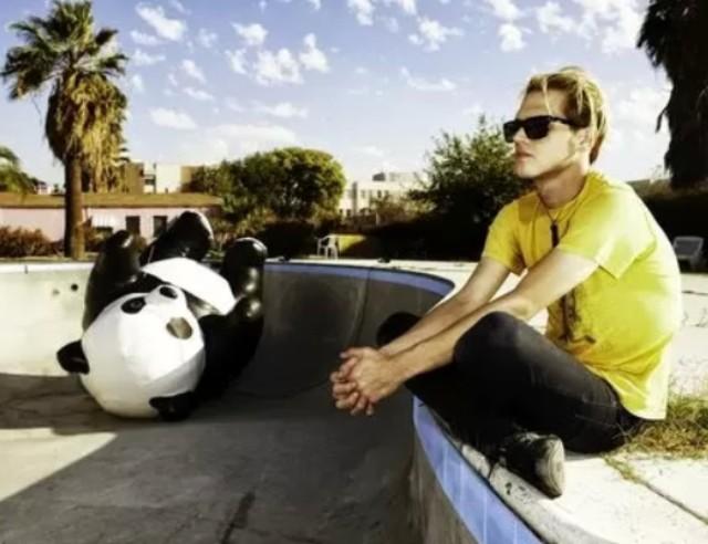 Im a bit late but oh well - happy birthday Mikey Way !!   