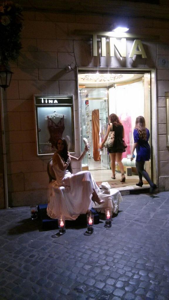 MinouWedding's tweet photo. Wolking in love! #VFNO14 #LingerieBride #weddingdress #macaron @AlbertaFerretti @MaisonLaduree http://t.co/Kk05DgxZWd