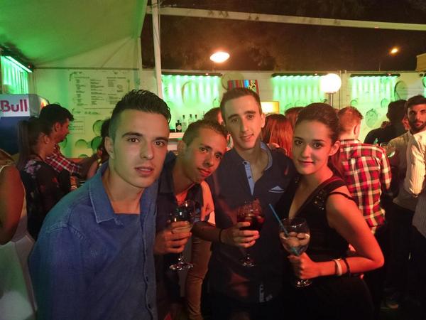 XAT0_77's tweet photo. @AlfredoAltaver @EmiBailes y no quiero subir la de el dedo señalador jajajajaja. #feriaincreible http://t.co/4d8dk7Xv7v