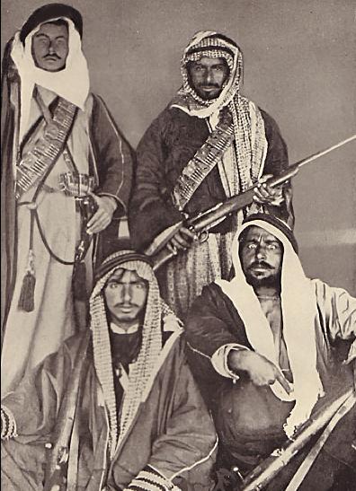 صورة تجمع الشيخ فواز بن نواف الشعلان والشيخ طراد بن فندي الملحم في بداية القرن العشرين .
#البدو 
#عنزة