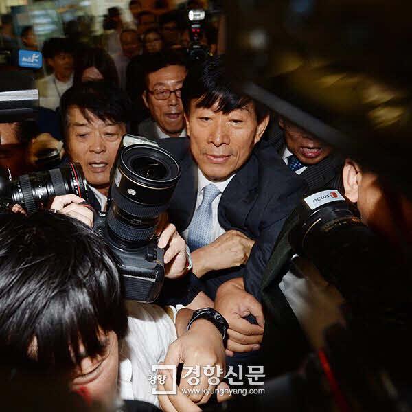 무죄판결을 받은 것은 원세훈 전 국정원장이지만 최대 수혜자는 박근혜 대통령입니다. 대선 때 국정원 덕을 봤다는 법적 정당성 논란에서 벗어날 수 있게 됐습니다. goo.gl/fqvjp0