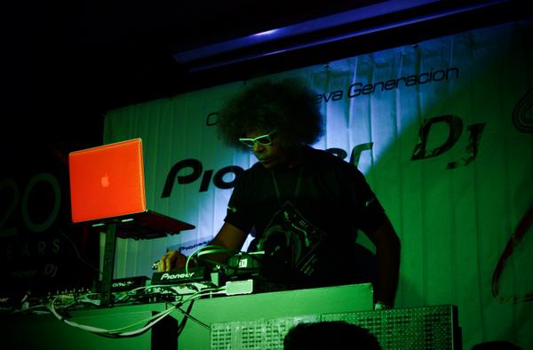 ReddsColombia's tweet photo. ¡@DjEdwardAllen preparando todo para subir el nivel de la fiesta de esta final! @PioneerDJCol #LetsDry http://t.co/G9XHz3GppK